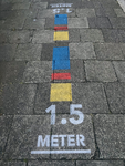 904953 Afbeelding van een aanduiding op het trottoir langs de Jan van Scorelstraat te Utrecht om anderhalve meter ...